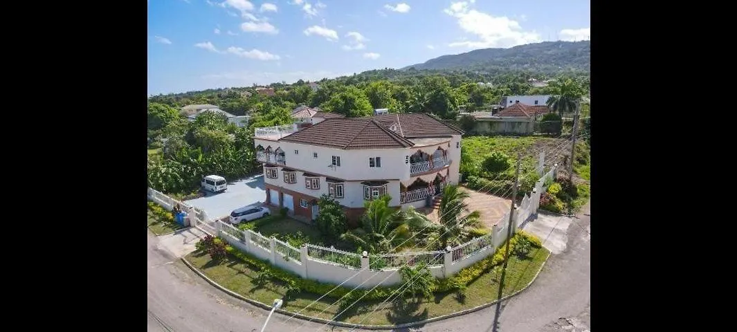 Hills Royale Villa Бухта Монтего